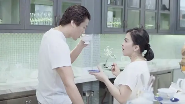 6 Momen Mesra Reino Barack Jadi Model Video Klip Syahrini, Romantis