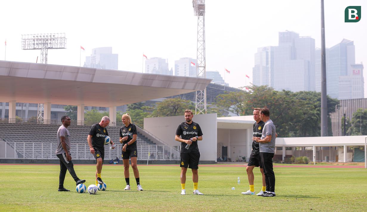 Tiga legenda Borussia Dortmund, Paul Lambert (kedua kiri), Marcel Schmelzer (tengah), Joerg Heinrich (kedua kanan) berdiskusi sebelum memberikan coaching clinic kepada siswa Papua Football Academy di Stadion Madya, Senayan, Jakarta, Jumat (08/09/2023). (Bola.com/Bagaskara Lazuardi)