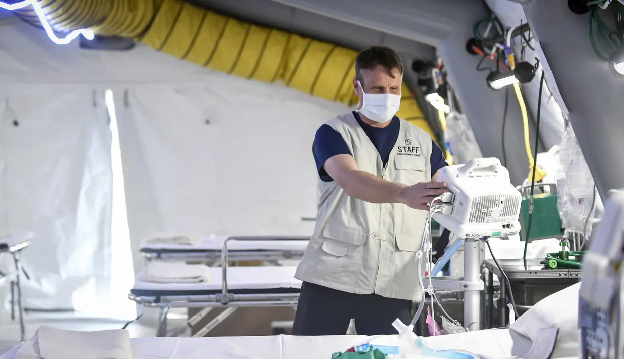 Petugas memeriksa peralatan medis ICU rumah sakit lapangan darurat Samaritan's Purse di Cremona, Italia, Jumat, 20 Maret 2020. Rumah sakit lapangan ini dibangun untuk merawat pasien virus corona COVID-19 yang terus melonjak. (Claudio Furlan/LaPresse via AP)
