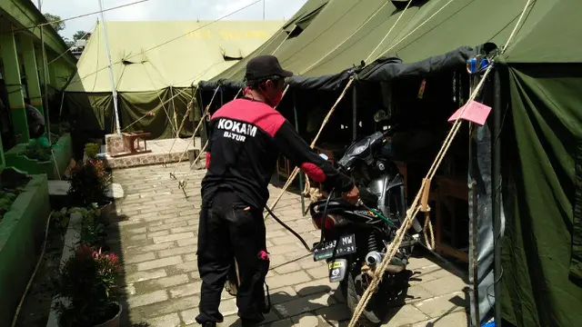 Petugas kesehatan menyemprot cairan repelent dan insektisida untuk menghalau serangga dan lalat. (Foto: Liputan6.com/Ristiyono/Muhamad Ridlo)
