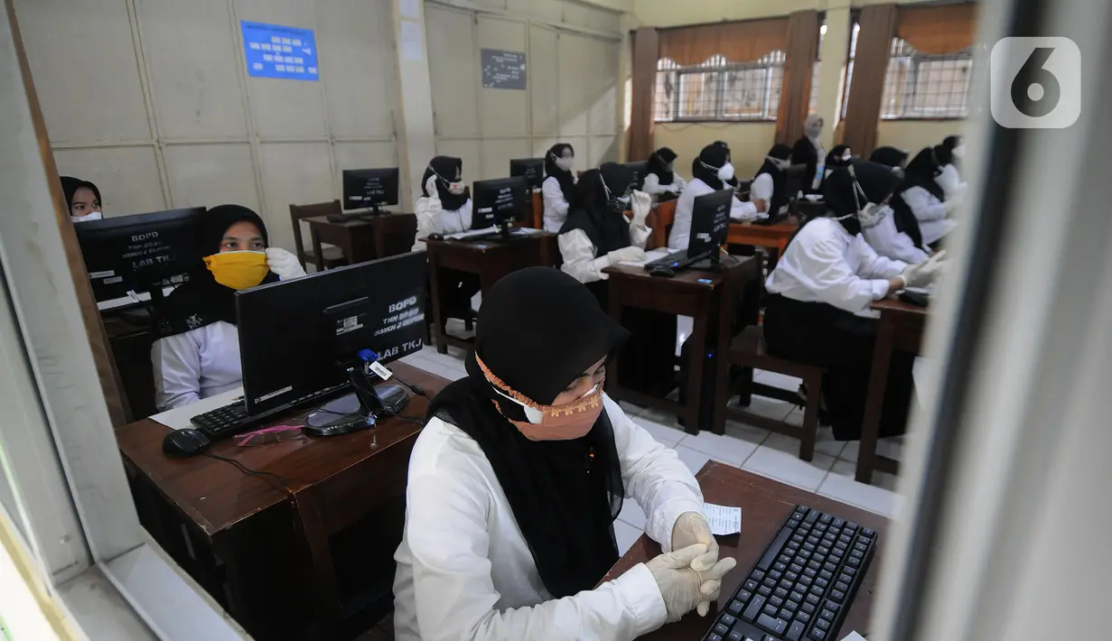 Peserta mengikuti ujian seleksi kompetensi Pegawai Pemerintah dengan Perjanjian Kerja (P3K) Guru di SMKN 2, Depok, Jawa Barat, Selasa (14/9/2021). Kemendikbud mulai Senin (13/9) secara serentak di Indonesia dilaksanakan ujian Seleksi Kompetensi P3K di 1000 lokasi. (merdeka.com/Arie Basuki)