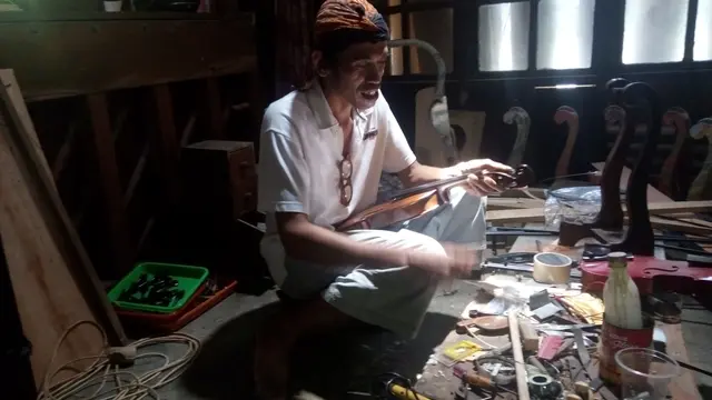 japrak sedang membuat alat musik biola