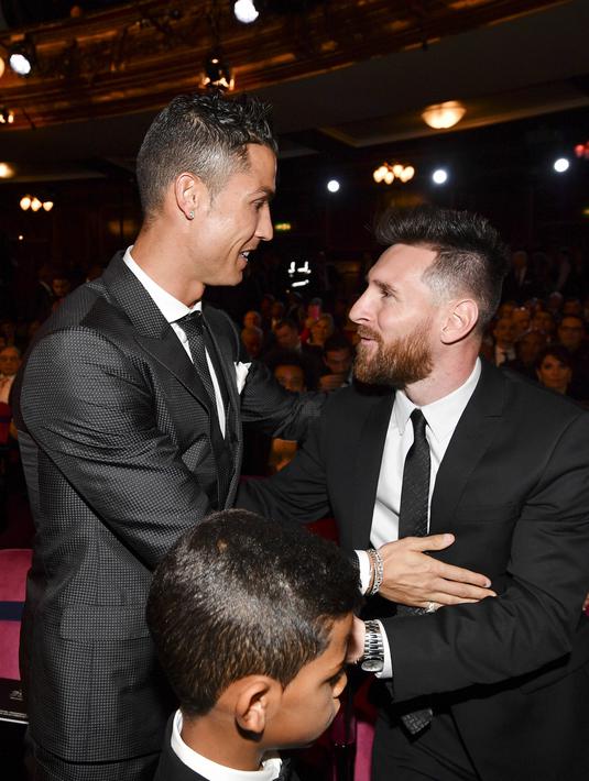 Bintang Real Madrid, Cristiano Ronaldo, berbincang dengan striker Barcelona, Lionel Messi, saat acara penghargaan pemain terbaik FIFA 2017 di London, Senin (23/10/2017). Cristiano Ronaldo berhasil meraih pemain terbaik FIFA 2017. (AFP/Ben Stansall)