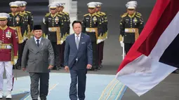 Presiden Prabowo Subianto bersama Perdana Menteri Thailand Anutin Charnvirakul memeriksa pasukan saat upacara penyambutan kenegaraan di Istana Merdeka, Jakarta, Senin (3/8/2026). (AP Photo/Tatan Syuflana)