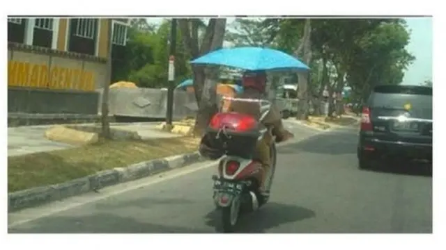 6 Potret Aksi Cewek Hindari Panas ketika Naik Motor Ini Kocak, Relate Banget
