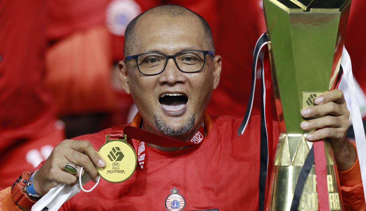 Pelatih Persija Jakarta, Sudirman, melakukan selebrasi usai menjuarai Piala Menpora 2021 di Stadion Manahan, Solo, Minggu (25/4/2021). Persija mengalahkan Persib dengan agregat 4-1. (Bola.com/M Iqbal Ichsan)