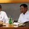 Presiden terpilih Joko Widodo atau Jokowi (kiri) makan siang bersama Ketua Umum Partai Gerindra Prabowo Subianto di FX Sudirman, Jakarta, Sabtu (13/7/2019). Jokowi dan Prabowo terlihat penuh tawa saat menyantap sate dan kelapa muda. (Liputan6.com/JohanTallo)