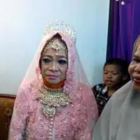 Gadis berusia 60 tahun ini akhirnya melepas status singlenya dengan menikahi seorang pria yang usianya 20 tahun lebih muda. (Foto: Facebook/Yuni Rusmini)