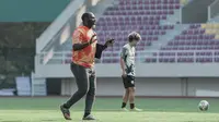 Pelatih Persis Solo, Jacksen F. Tiago, memberikan instruksi kepada pemainnya dalam sesi latihan resmi di Stadion Manahan jelang laga keempat BRI Liga 1 2022/2023 melawan Persita Tangerang, Sabtu (13/8/2022) (Dok. Persis Solo)