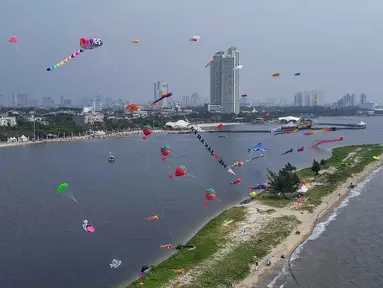 Sejumlah layang-layang saat diterbangkan untuk mengikuti Festival Layang-layang Internasional 2024 di Pantai Lagoon, Taman Impian Jaya Ancol, Jakarta, Kamis (4/7/2024). (Liputan6.com/Herman Zakharia)