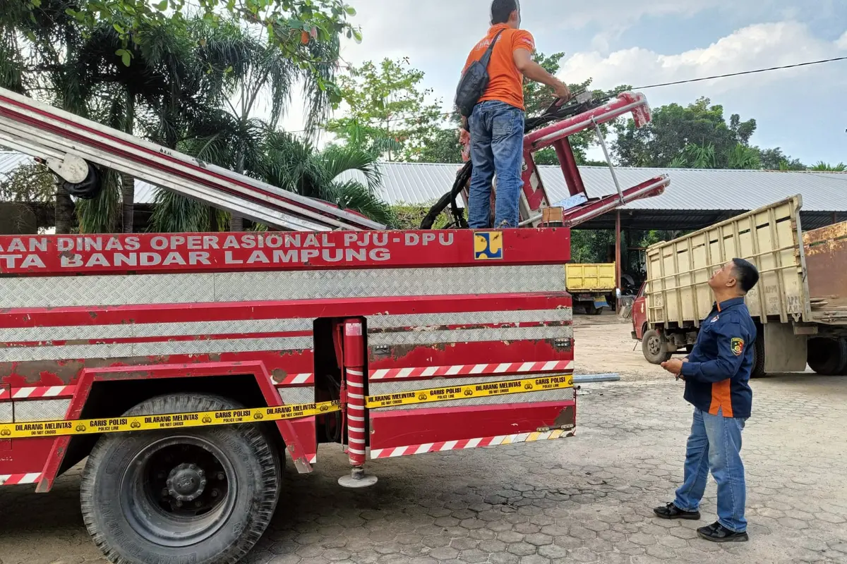 Mobil crane Dinas PU Bandar Lampung yang mengalami kerusakan hingga menyebabkan dua pekerja terjatuh. Foto : (Istimewa).