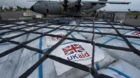 Bantuan Inggris diturunkan di pusat bantuan internasional di Balikpapan. (Situs Resmi Pemerintah Inggris)