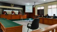 Sidang virtual Bupati Bengkalis non aktif Amril Mukminin di Pengadilan Tipikor Pekanbaru. (Liputan6.com/M Syukur)