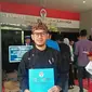 Yusep, CEO Mobidu dengan pengharagaan yang baru saja ia raih di Jakarta (Liputan6.com/Jayadi Supriadin)