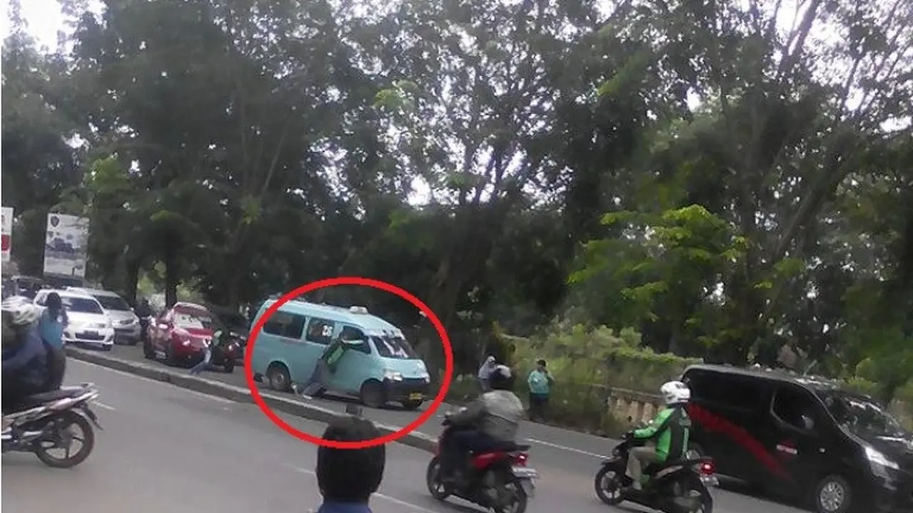 [Bintang] Ngapain Berantem? Contoh Abang Ojek Online dan Sopir Angkot Ini