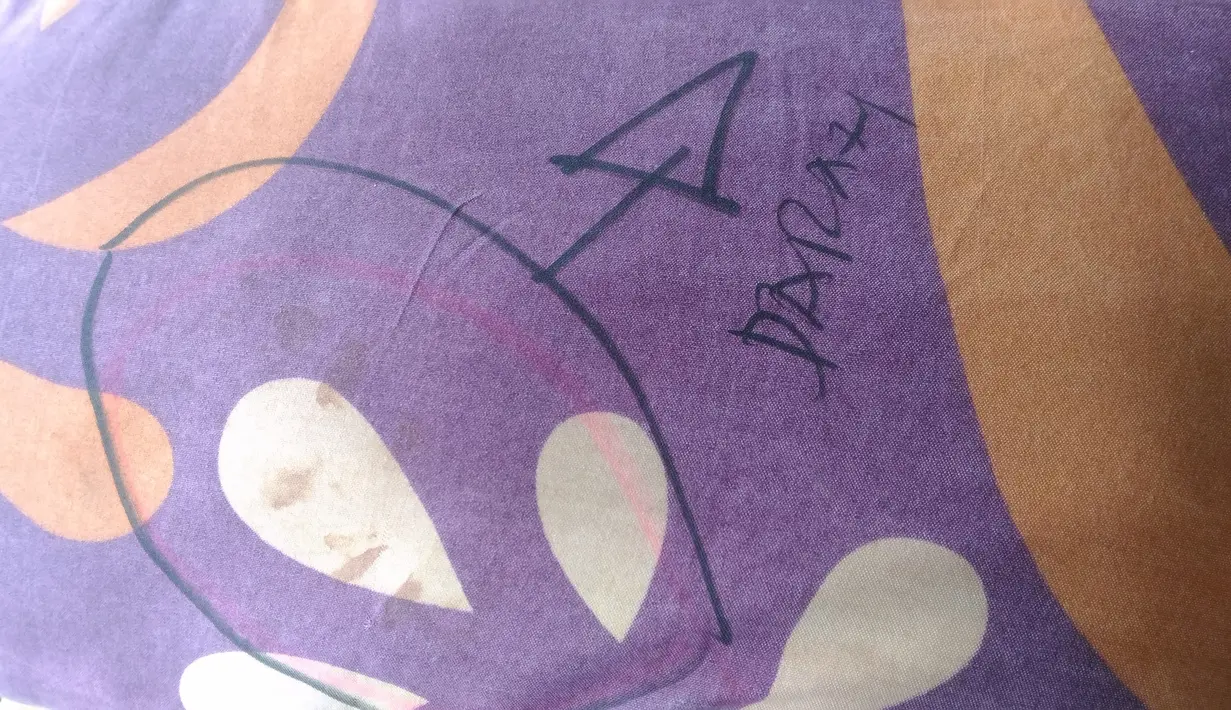 Selain menggunakan remote dan senter, pelaku juga melakukan pemukulan dengan menggunakan tangan kosong. (Adrian Putra/Bintang.com)