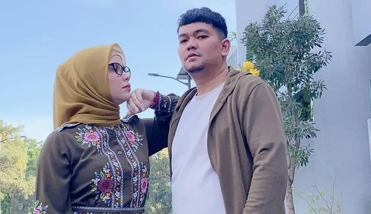 Dilihat dari laman Instagramnya, Aldila Jelita hanya menyisakan satu foto bersama Indra Bekti, yakni foto perayaan ulang tahun putrinya, Amabell Eleanor, pada 14 Februari lalu. Aldila juga mengunggah foto bersama kedua buah hatinya dengan keterangan yang mengisyaratkan dirinya berpisah dari Indra Bekti. (instagram.com/dhila_bekti)