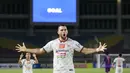 Pemain Persija Jakarta, Marko Simic melakukan selebrasi usai mencetak gol penyeimbang 2-2 ke gawang Persik Kediri dalam laga pekan ke-10 BRI Liga 1 2021/2022 di Stadion Manahan, Solo, Sabtu (30/10/2021). (Bola.com/Bagaskara Lazuardi)