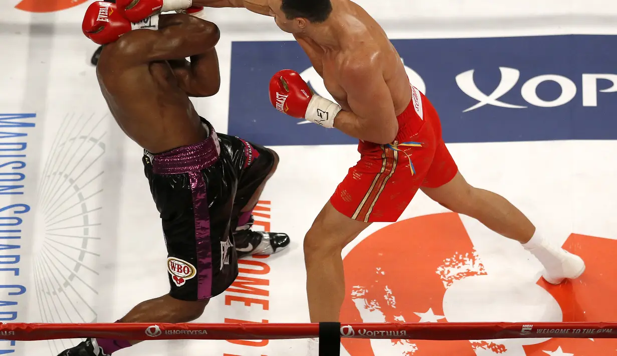 Wladimir Klitschko tengah memberi hantaman keras ke Bryant Jennings. (AP Photo/Julio Cortez)