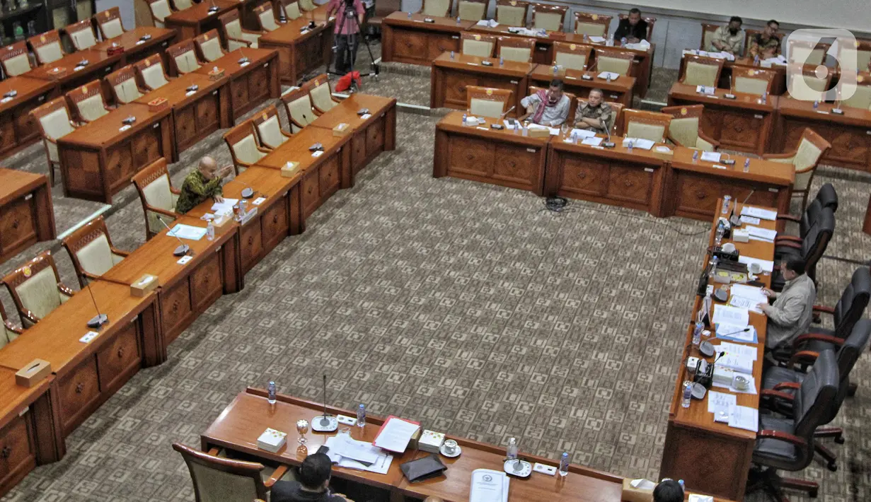 Suasana uji kelayakan Calon Anggota Komisioner Komnas HAM periode tahun 2022-2027 dengan Komisi III DPR RI di Kompleks Parlemen, Senayan, Jakarta, Jumat (30/9/22). Komisi III DPR menyeleksi 14 Calon Anggota Komnas HAM RI bertujuan mendapatkan calon anggota yang berkredibilitas dalam memperjuangkan masa depan hak asasi manusia di Indonesia. (Liputan6.com/Angga Yuniar)