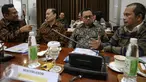 Sejumlah menteri Kabinet Kerja berbincang sebelum memulai rapat terbatas di Kantor Kepresidenan, Jakarta, Rabu (16/9/2015). Rapat tersebut membahas Foreign Direct Investment dan Kemudahan berusaha di Indonesia. (Liputan6.com/Faizal Fanani)