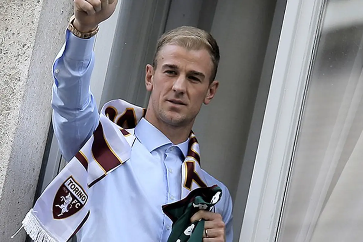 Joe Hart saat memakai syal Torino 