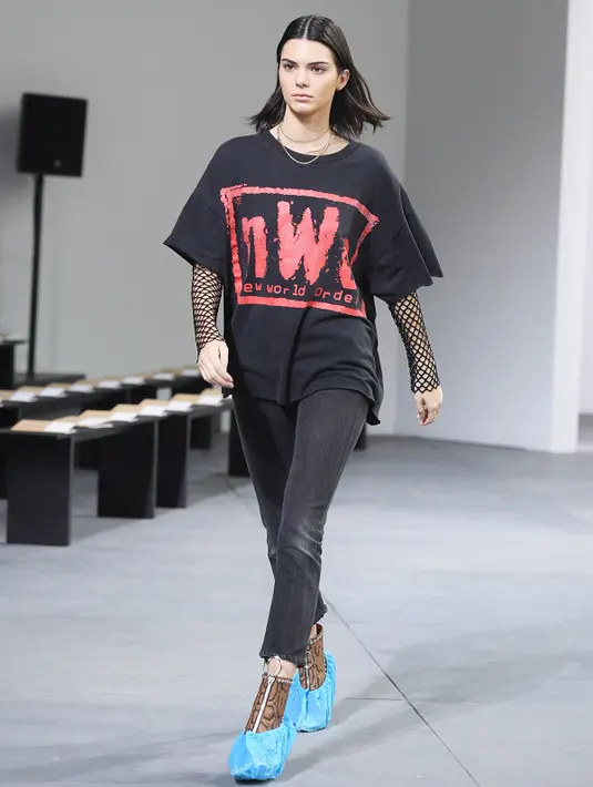 Model Kendall Jenner berjalan di atas catwalk ketika gladi resik Michael Kors Autumn/Winter 2017 dalam acara New York Fashion Week di Manhattan, AS (15/2). (Dimitrios Kambouris / Getty Images / AFP)