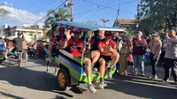 Pembalap tim Team HRC naik andong di Kota Sumbawa menjelang balapan MXGP Sumbawa 2023, Jumat (23/6/2023). (Bola.com/Wiwig Prayugi)