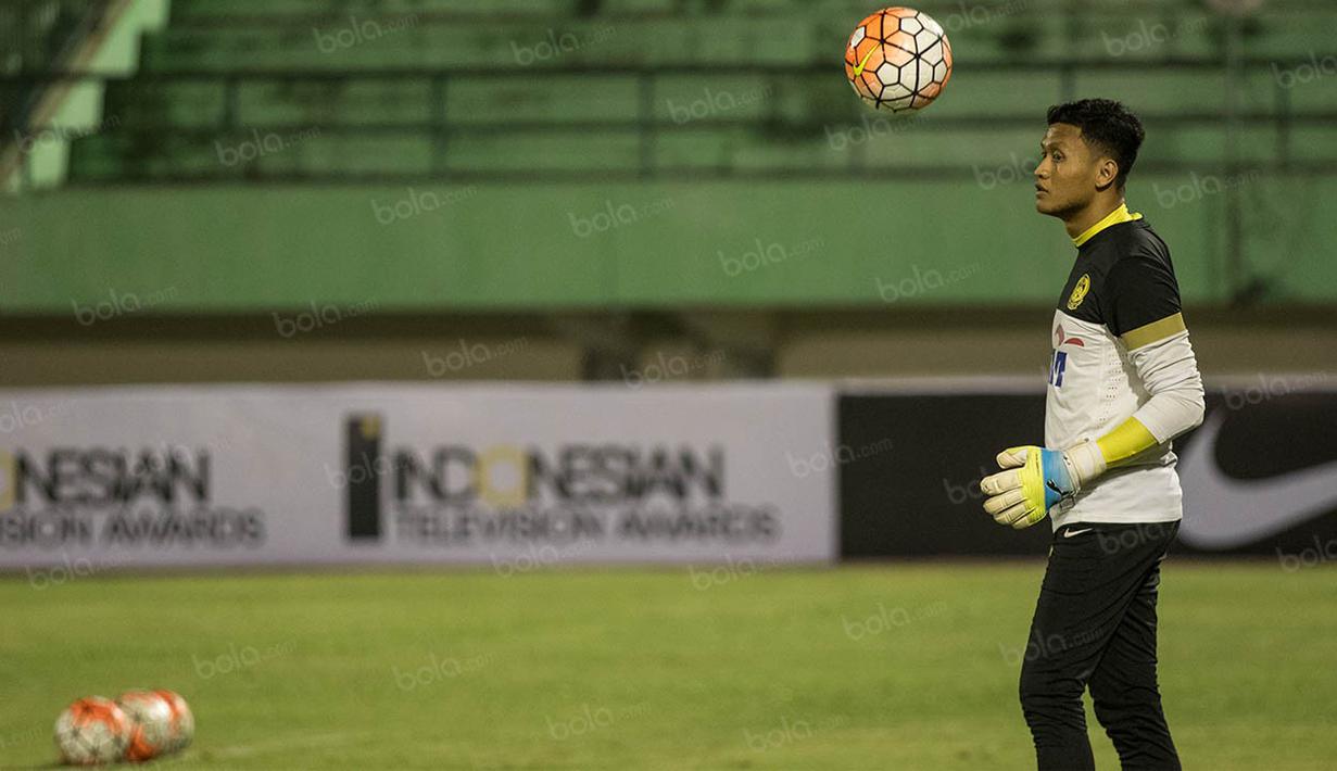 Kiper Malaysia, Khairul Azhan Khalid, mempersiapkan diri untuk tampil pada laga ujicoba melawan Indonesia. (Bola.com/Vitalis Yogi Trisna)