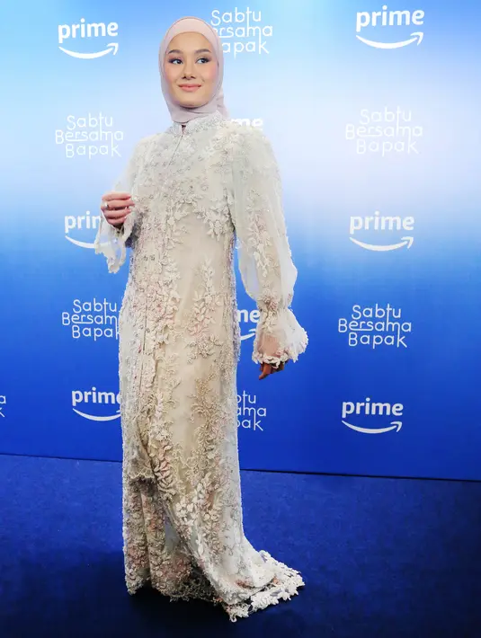 Pasangan Dinda Hauw dan Rey Mbayang yang berperan sebagai Saka juga hadir di tengah Blue Carpet. Acara Special Screening serial Sabtu Bersama bapak ini digelar pada Kamis (22/6/2023) di Cinepolis, Senayan Park, Jakarta. [Foto: Bambang E Ros/Fimela.com]