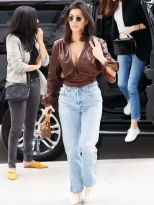 Tampilan ala Kourtney Kardashian ini akan membuatmu terlihat lebih jenjang atau tinggi. Padukan mom jeans dengan blouse untuk kesan mewah. Foto: Instagram.