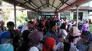 Ratusan guru honorer dan warga yang hendak melamar kerja di DKI Jakarta memadati balai laboratorium Badan Narkotika Nasional (BNN) Cawang untuk membuat surat keterangan bebas narkoba, Jakarta Timur, Senin (28/12/2015). (Liputan6.com/Yoppy Renato)