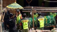 Sumarno (52), pedagang angkringan yang menjadi korban tabrak lari di Jalan Yos Sudarso, Solo dimakamkan di TPU Danyung, Jumat (8/9).(Liputan6.com/Fajar Abrori)