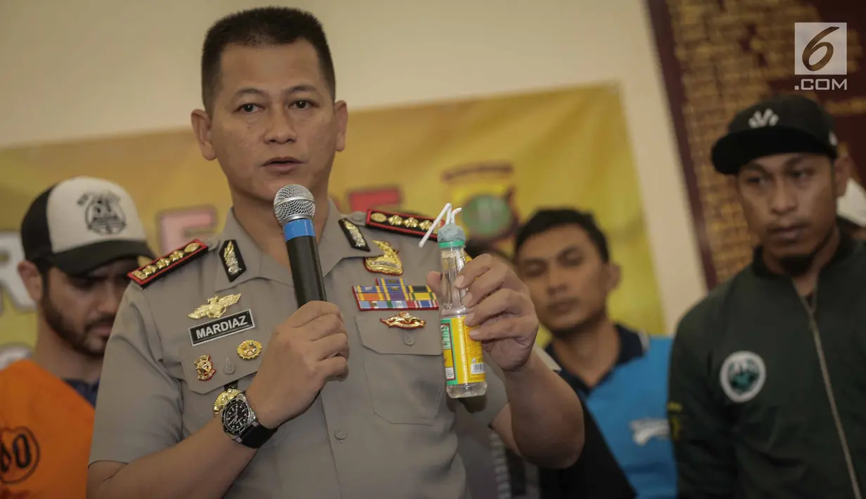 Kapolres Jakarta Selatan Kombes Mardiaz Kusin memberi keterangan saat menunjukkan barang bukti terkait kasus narkoba yang menjerat Fachri Albar di Polres Jakarta Selatan, Rabu (14/2). (Liputan6.com/Faizal Fanani)