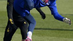 Kiper PSG Gianluigi Donnarumma melompat saat sesi latihan jelang menjamu Nantes pada Liga Prancis, di tempat latihan klub di Saint-Germain-en-Laye, sebelah barat Paris, Jumat (3/3/2023). PSG memiliki misi memperlebar jarak dari Marseille yang merupakan rival terdekatnya di klasemen Liga Prancis 2022-23. (Photo by FRANCK FIFE / AFP)