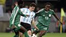 Dua pemain Nigeria, Dele Adeleye (kiri) dan Olubayo Adeemi berusaha menahan laju pemain Argentina, Lionel Messi dalam laga final Piala Dunia U-20 2005 di Utrecht, Belanda (2/7/2005). Kesuksesan Nigeria di ajang Piala Dunia U-20 ditandai dengan keberhasilan mereka menempati peringkat kedua sebanyak 2 kali pada edisi 1989 dan 2005 serta finis di peringkat ketiga pada penyelenggaraan tahun 1985. Pada final edisi 2005 Nigeria takluk dari Argentina yang diperkuat Lionel Messi. (AFP/Aris Messinis)