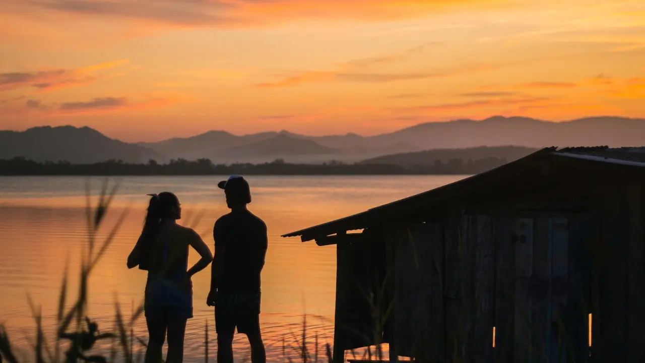Ilustrasi sunset, matahari terbenam