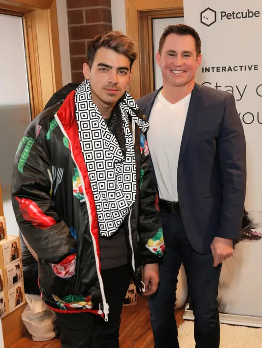 Joe Jonas mengenakan jaket rancangan desainer Indonesia saat acara Kari Feinstein's Style Lounge di Utah, 23 Januari 2016. Joe juga menambahkan syal untuk melindungi bagian lehernya dari udara dingin. (Lily Lawrence/Getty Images untuk Kari Feinstein/AFP)