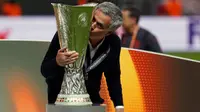 Jose Mourinho berhasil memenangkan gelar juara Liga Europa pada musim 2016/2017 saat menjadi pelatih Manchester United. Selama tiga musim di Old Trafford, pelatih asal Portugal tersebut juga berhasil menyabet trofi Piala Liga dan Community Shield. Hingga kini, Mourinho menjadi pelatih terakhir yang mampu meraih trofi bersama Manchester United. (AFP/Odd Andersen)