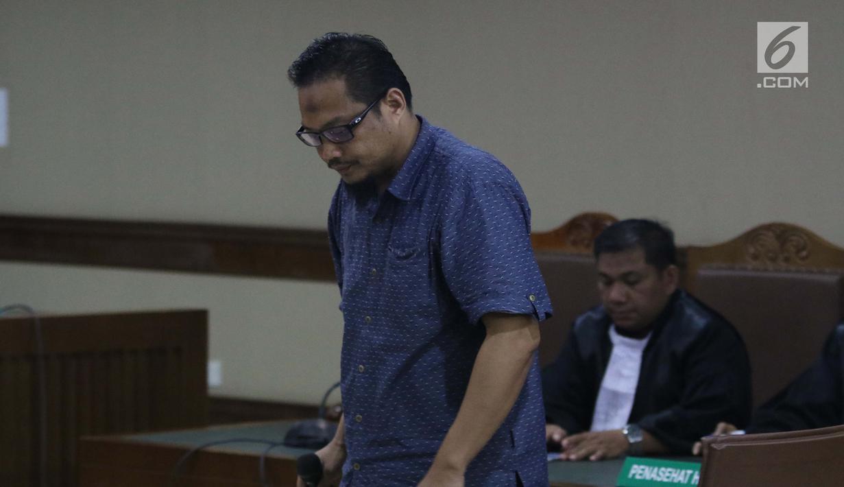 Terdakwa kasus suap yang juga Panitera Pengadilan Negeri Medan, Helpandi saat menjalani sidang pembacaan putusan di Pengadilan Tipikor, Jakarta, Kamis (4/4). Helpandi terbukti menerima uang SGD 280 ribu dari pengusaha Tamin Sukardi. (Liputan6.com/Helmi Fithriansyah)