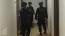 Aparat Kepolisian berjaga di depan ruangan 0621 milik Damayanti Wisnu Putranti, Senayan, Jakarta, Kamis (14/1/2016). Damayanti diduga melakukan suap dalam pengamanan proyek Kementerian PUPR pada APBN 2016. (Liputan6.com/Johan Tallo) 