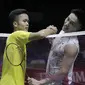 Tunggal putra Indonesia, Anthony Sinisuka Ginting, bersalaman dengan wakil Jepang, Kento Momota, pada Indonesia Open di Istora Senayan, Kamis, (5/7/2018). Anthony Ginting takluk 14-21, 15-21. (Bola.com/M Iqbal Ichsan)