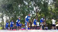 Skuat PSM Makassar menjalani latihan sambil rekreasi di pantai Pulau Panambungan, Sabtu (26/3/2016). (Bola.com/Abdi Satria)