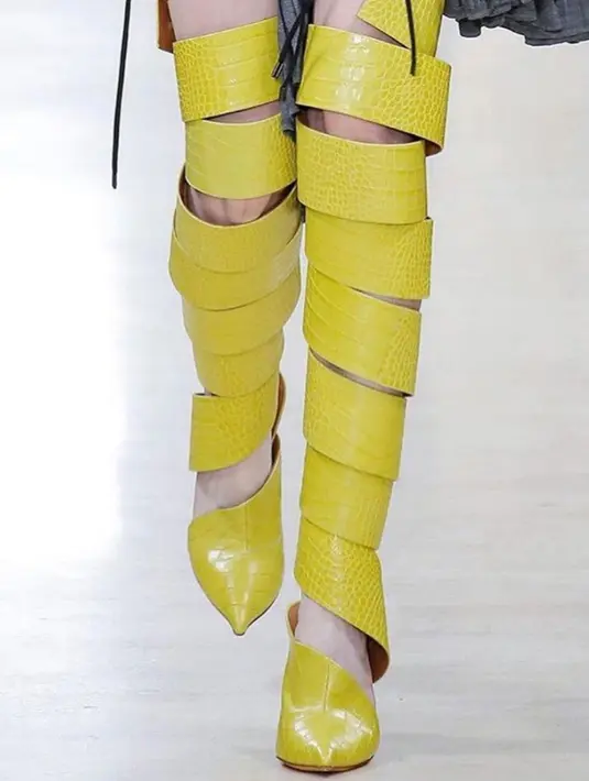Menggunakan bahan seperti kulit, boots dari Y Project warna kuning ini cukup rumit. Dengan bentuknya sprial pasti kita berfikir bagaimana cara menggunakannya. @yproject_official