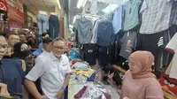 Menteri Perdagangan (Mendag) Zulkifli Hasan mengunjungi pasar Blok A Tanah Abang di Jakarta Pusat, Kamis (15/3/2024). (Foto:Sulaeman)