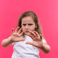 Orangtua dapat menggunakan redirection untuk menghentikan kebiasaan anak memukul dengan cara yang lebih lembut. (Foto: stockking/Freepik)