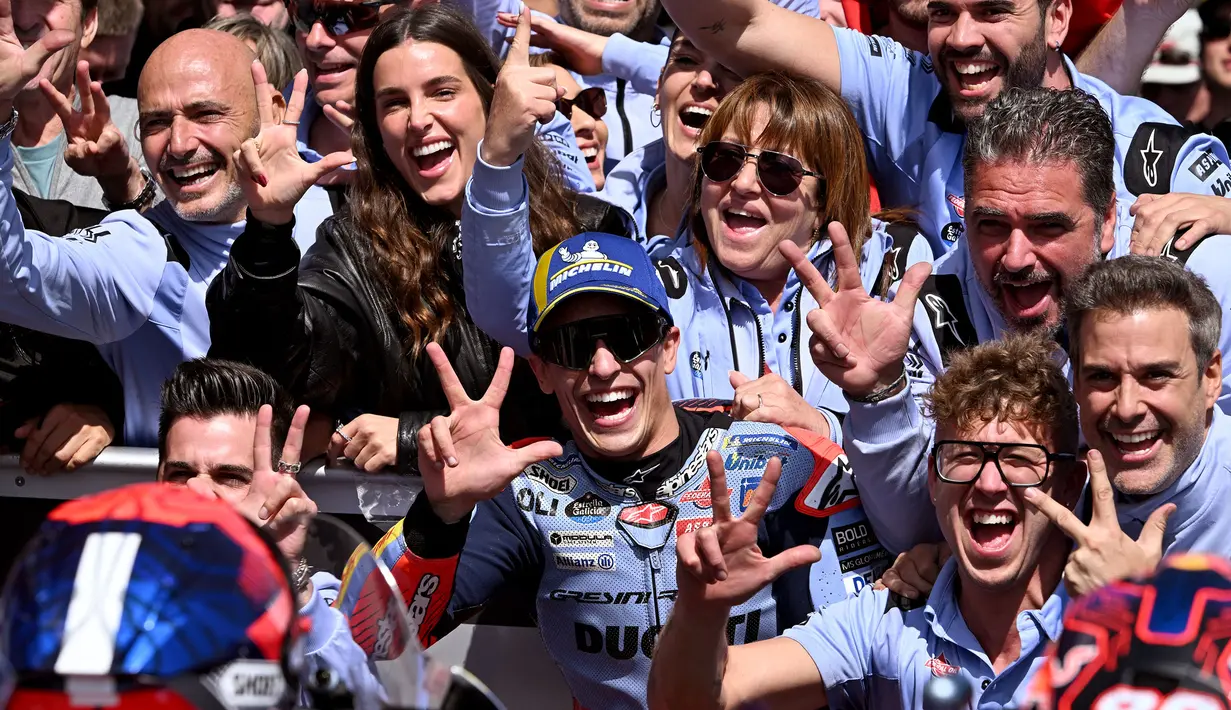 Pembalap Gresini Racing, Marc Marquez, berpose bersama timnya usai memenangi balapan MotoGP Australia 2024 yang berlangsung di Sirkuit Phillip Island, Australia, Minggu (20/10/2024). (AFP/William Barat)