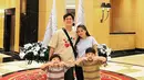 <p>Hingga sekarang telah memiliki dua orang anak, Putri Titian juga tak banyak berubah. Bahkan, seakan tak menua. "Anak lu udah gede ya mom.. tapi kenapa lu Ama papi Yoyon ga tua tua si...awet muda banget," tulis netizen. [Instagram/juniorliem]</p>