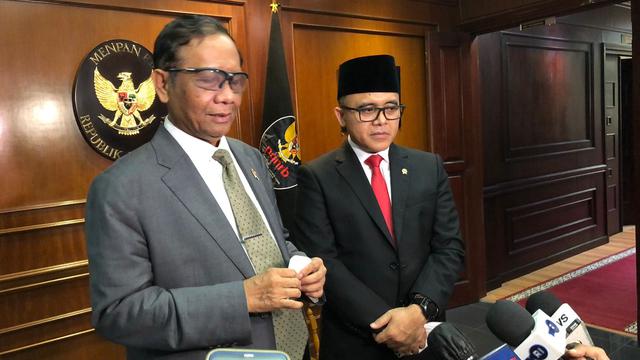 Mahfud MD melakukan serah terima jabatan (Sertijab) Menteri PANRB kepada Azwar Anas, Rabu (7/9/2022).