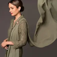 Anggun berkebaya, Bianca Adinegoro memilih nuansa warna hijau yang elegan. Kesan sederhana namun anggun terlihat dari potongan kebaya tanpa banyak aksen. Ia menyematkan bros dan anting etnik sebagai statement dari penampilannya. (foto: Instagram/ Bianca Adinegoro).